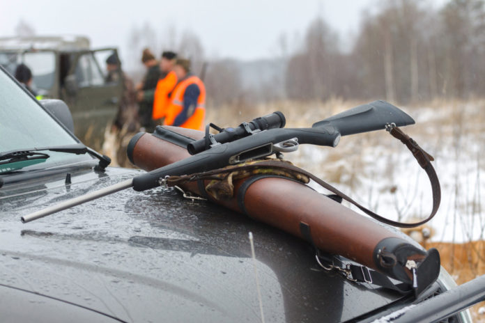 Lascia l'arma sul tettuccio dell’auto e smarrisce il fucile Browning calibro 12: denuncia per omessa custodia di armi per un cacciatore piacentino.