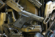 Indagati due poliziotti per possibile commercio di armi da rottamare Pile of weapons