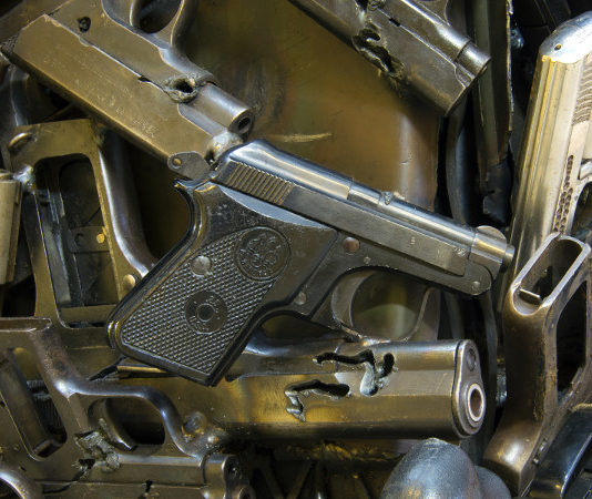 Indagati due poliziotti per possibile commercio di armi da rottamare Pile of weapons