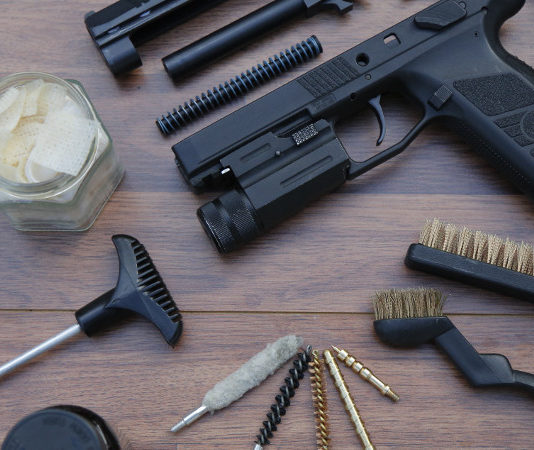 Pulì armi per dieci anni e ha contratto un tumore: ha diritto all’indennizzo