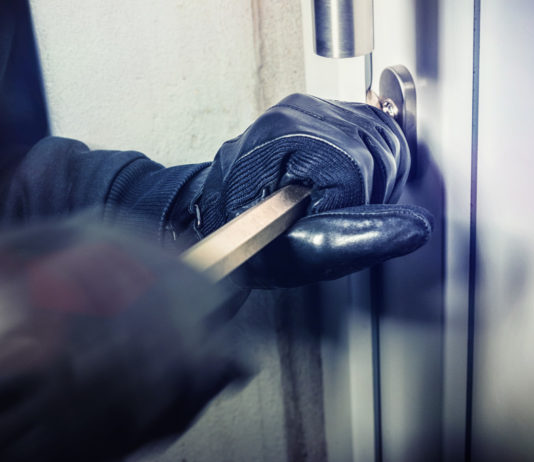 Risponde a effrazione con fucilata: arrestato per tentato omicidio