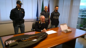 Prato: c'erano un fucile da caccia grossa in un dormitorio di cittadini cinesi e una pistola con silenziatore nell'abitazione di due pregiudicati albanesi.