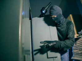 Sette armi nella cassaforte abbandonata lungo il fiume