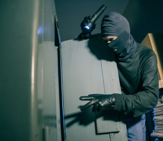 Sette armi nella cassaforte abbandonata lungo il fiume