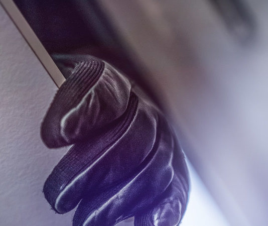 Uccise ladro, archiviata accusa d’omicidio Burglar hand