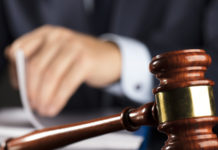 Cedette armi destinate alla distruzione: nessun profilo penale, sospensione giusta Judge hand gavel