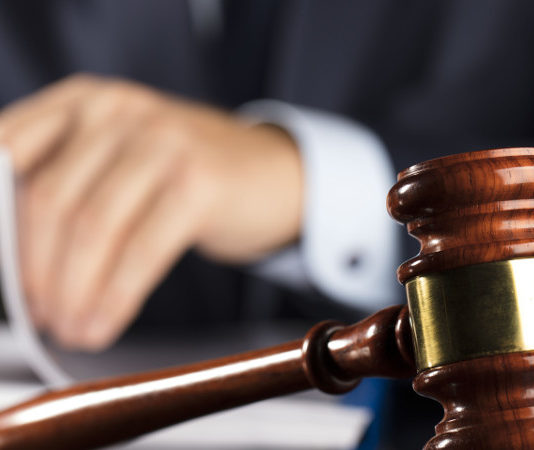 Cedette armi destinate alla distruzione: nessun profilo penale, sospensione giusta Judge hand gavel