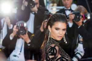 Nel corso del reality "Al passo con i Kardashian", Kendal Jenner ha annunciato l’intenzione di volersi comprare una pistola per difesa personale.