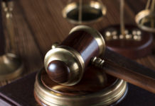 Uccise ladro entrato in casa del fratello: condannato a 9 anni e 4 mesi Martello giudice bilancia