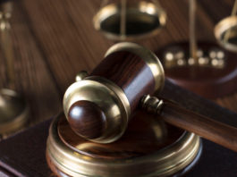 Uccise ladro entrato in casa del fratello: condannato a 9 anni e 4 mesi Martello giudice bilancia