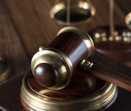 Uccise ladro entrato in casa del fratello: condannato a 9 anni e 4 mesi Martello giudice bilancia