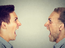 Le liti in famiglia possono far perdere il porto d’armi Two angry men