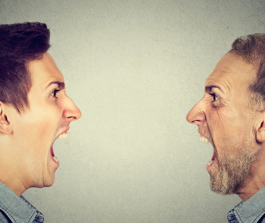 Le liti in famiglia possono far perdere il porto d’armi Two angry men