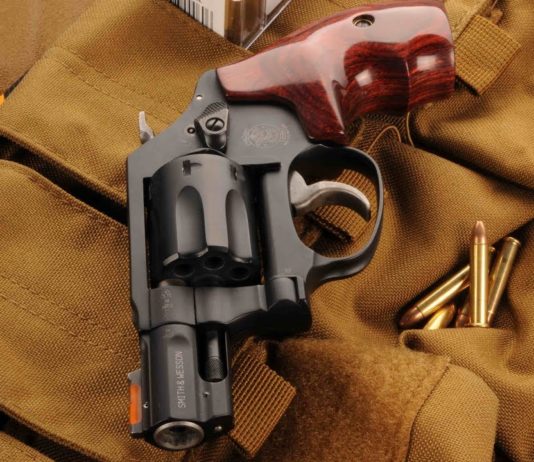Smith & Wesson 351 PD AirLite calibro .22 Magnum, presentazione e prova a fuoco