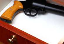 Custodia delle armi e sicurezza: la sentenza del tribunale di Reggio Calabria Quando il titolare di porto d’armi si trova all’interno dell’appartamento, è più facile una minimale custodia delle armi anche in assenza di armadi blindati.