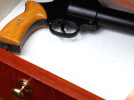 Custodia delle armi e sicurezza: la sentenza del tribunale di Reggio Calabria Quando il titolare di porto d’armi si trova all’interno dell’appartamento, è più facile una minimale custodia delle armi anche in assenza di armadi blindati.