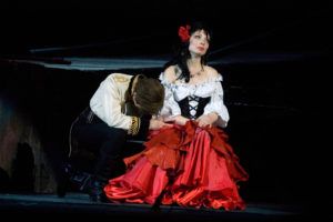 Cambia il finale dell'adattamento della Carmen messo in scena da Leo Muscato al Teatro del Maggio musicale fiorentino: la protagonista diventa l'emblema della legittima difesa e della lotta contro la violenza sulle donne.