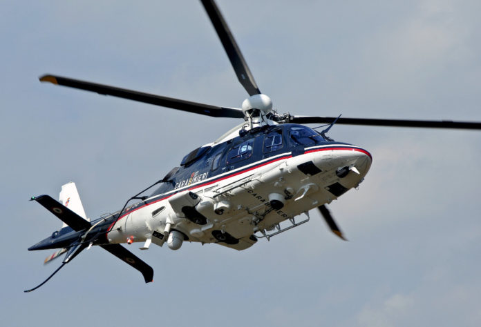 Melendugno (LE): funziona il sorvolo dei carabinieri. Disturbati dal volo dell'elicottero del 6° Elinucleo di Bari, i ladri hanno abbandonato la cassaforte con le armi.