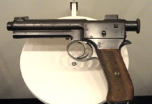 In auto con una pistola della prima guerra mondiale: arrestato Rosolini Roth-Steyr 1907