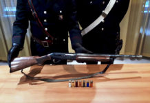 In tre in motorino con un fucile rubato