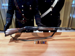 In tre in motorino con un fucile rubato