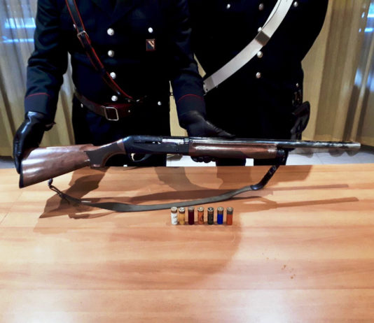 In tre in motorino con un fucile rubato