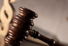 La condanna per peculato e concussione non si porta via l’arma