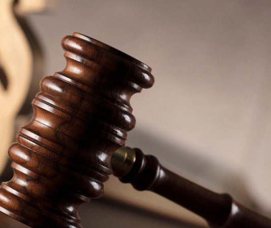 La condanna per peculato e concussione non si porta via l’arma