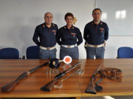 Lite in famiglia, polizia ritira tre fucili e scopre irregolarità