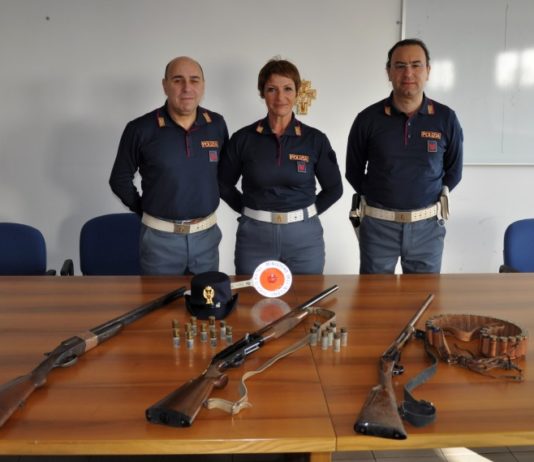 Lite in famiglia, polizia ritira tre fucili e scopre irregolarità