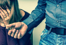 Trovò la moglie in auto con un altro: revocato il porto d’armi