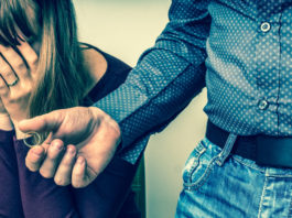 Trovò la moglie in auto con un altro: revocato il porto d’armi