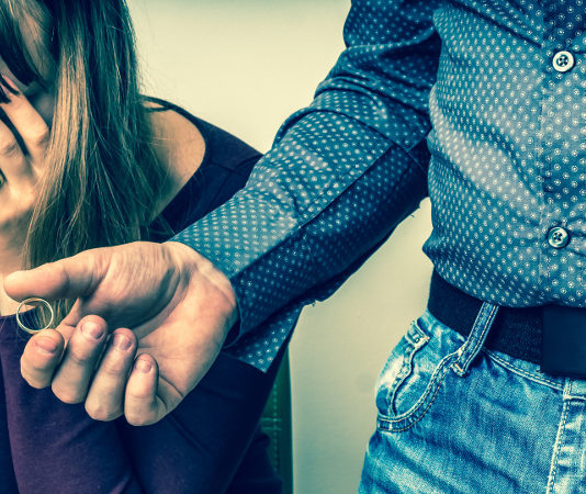 Trovò la moglie in auto con un altro: revocato il porto d’armi