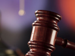 Agente si ferì con l’arma durante una lite col figlio: via la qualifica Martello giudice