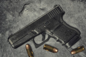 Uno sparo nella notte a Badalucco (IM) porta alla luce un'irregolarità nella detenzione della pistola, una semiautomatica calibro 7,65: non era stata effettuata la denuncia di trasferimento dell'arma dalla precedente residenza.
