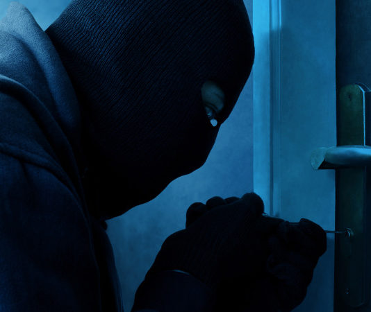 Più di un italiano su due sparerebbe a un estraneo in casa Rapporto Eurispes 2018