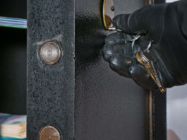 Si fanno aprire la cassaforte e rubano pistola di guardia giurata