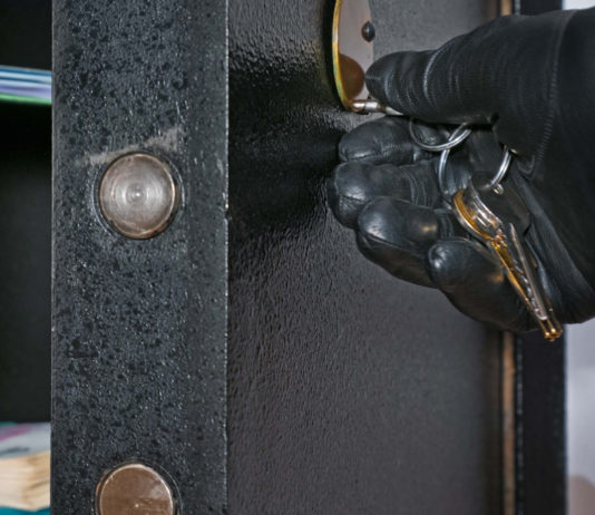 Si fanno aprire la cassaforte e rubano pistola di guardia giurata