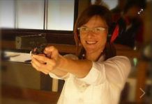 Sindaco pubblica foto con pistola, caos su Facebook Angela Colmellere FB