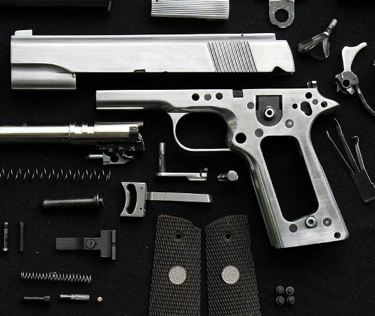 Maullu firma impegno a difesa di appassionati di armi Arma smontata