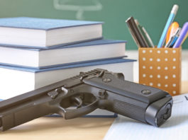 Bonus in denaro agli insegnanti armati Armi insegnanti