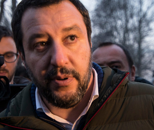 Salvini firma l’impegno a favore dei detentori di armi