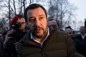 C’è anche la firma di Matteo Salvini, segretario federale della Lega, sotto il documento di impegno pubblico a difesa dei detentori legali di armi, dei tiratori sportivi, dei cacciatori e dei collezionisti di armi preparato dal Comitato Direttiva 477. Il testo del documento è consultabile su armimagazine.it.