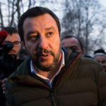 Salvini firma l’impegno a favore dei detentori di armi