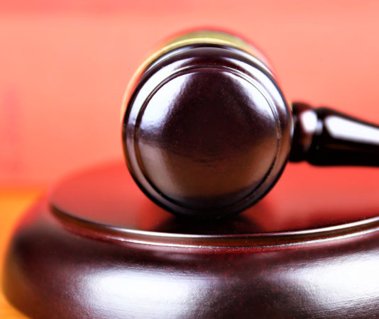 Trovò marito con amante e suocero uscì con pistola: lo ferì, condannata giudice martello