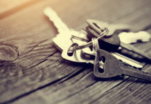 Agrigento: dimentica chiavi nella serratura, rubata pistola da casa Nel mazzo di chiavi dimenticate da un cittadino di Agrigento e rimaste attaccato al cancello c'erano anche quelle del portone e della cassaforte: svaligiata casa, rubata anche pistola.