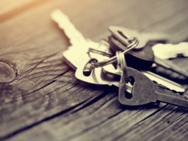 Agrigento: dimentica chiavi nella serratura, rubata pistola da casa Nel mazzo di chiavi dimenticate da un cittadino di Agrigento e rimaste attaccato al cancello c'erano anche quelle del portone e della cassaforte: svaligiata casa, rubata anche pistola.