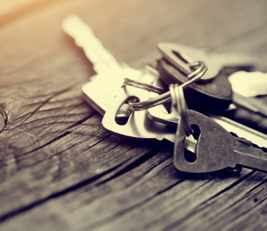 Agrigento: dimentica chiavi nella serratura, rubata pistola da casa Nel mazzo di chiavi dimenticate da un cittadino di Agrigento e rimaste attaccato al cancello c'erano anche quelle del portone e della cassaforte: svaligiata casa, rubata anche pistola.