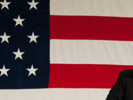 Trump: forse è giunto il momento di una legge più stringente Donald Trump flag