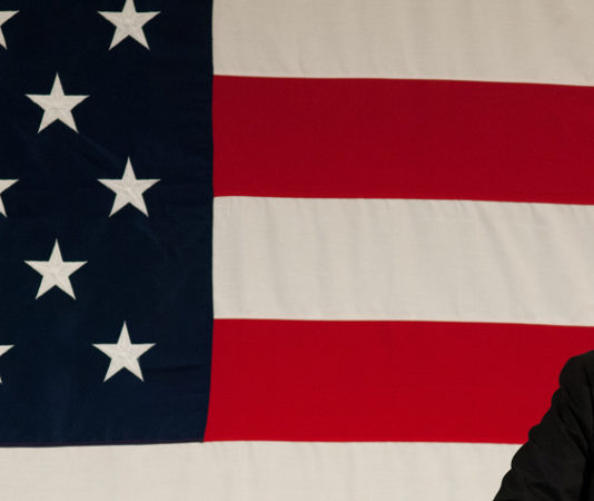 Trump: forse è giunto il momento di una legge più stringente Donald Trump flag